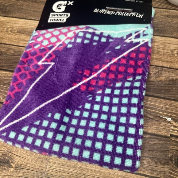 NWT Gatorade Sports Towel Glitched Collection Size 16" x 25" (Frosted Berry) - Picture 2 of 11